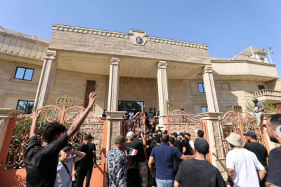 Demonstranter framför Sveriges ambassad i Bagdad.
