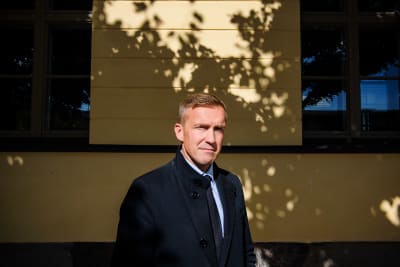 Utrikesministeriets chef för konsulära ärenden Jussi Tanner står framför en husvägg. 
