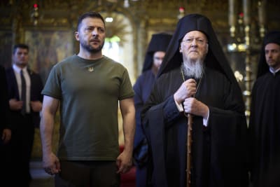 President Volodymyr Zelenskyj och patriark Bartholomeos står bredvid varandra i en kyrka.