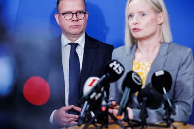 Finansminister Riikka Purra och statsminister Petteri Orpo på en presskonferens.