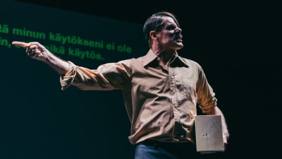 Taisto Oksanen i Muodonmuutos på Ryhmäteatteri. 
