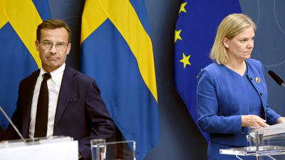 Moderaternas partiledara Ulf Kristerson och Sveriges stasminister Magdalena Andersson framför Sveriges flagga och EU:s. 