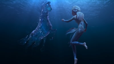 Elsa simmar med vattenhästen