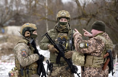 Ukrainalaisia sotilaita sotaharjoituksessa Tšernobylin alueella Ukrainassa 20.2.2023.