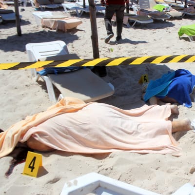 Ett offer under en duk på stranden i Sousse.