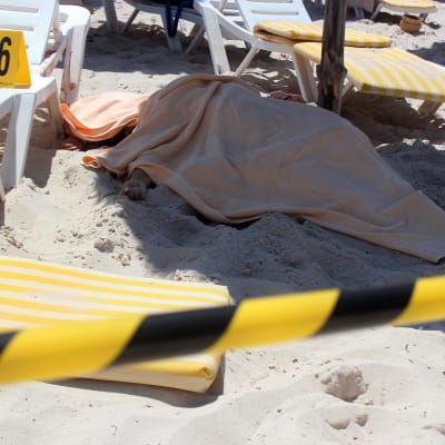 Ett offer under en duk på stranden i Sousse.
