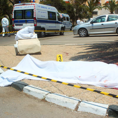 Ett offer under en duk på en gata i Sousse.
