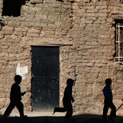 Barn i ett rebellkontrollerat område i utkanterna av Damaskus