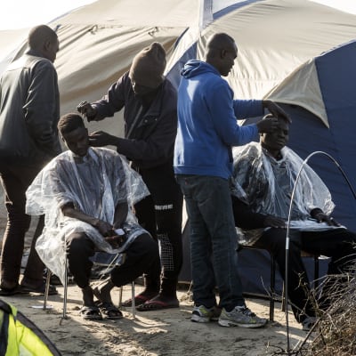 Sudanesiska flyktingar i flyktinglägret i Calais på söndagen 23.10.2016