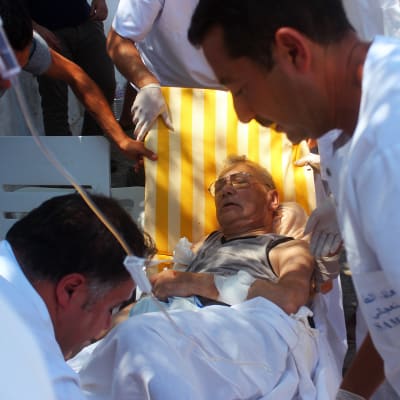 Ett offer vårdas av sjukskötare i Sousse.