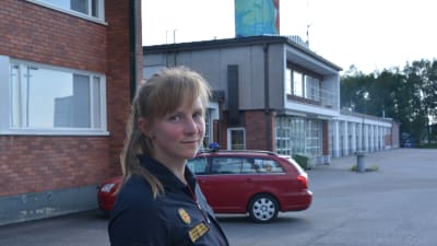 Jourhavande brandmästare Jannice Valtakari utanför Vasa brandstation.