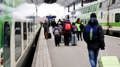 Matkustajia Helsingin rautatieasemalla helmikuussa.