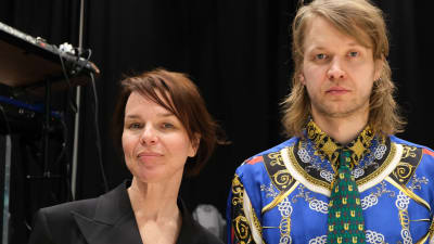 Anna Järvinen och Tapio Viitasaari ser in i kameran, poserar.