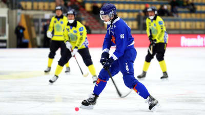 Tuomas Määttä ger Finland ledningen med 2–0.