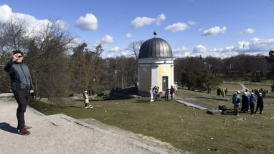 Glest mellan folk i Brunnsparken