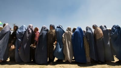 Naisia Burkhissa odottaa ruoka-apua Afganistanissa vuonna 2009.