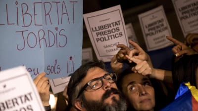 Demonstranter protesterar mot att Sánchez och Cuixart häktats.