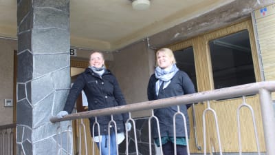 två kvinnor utanför Halmstadgården i Hangö