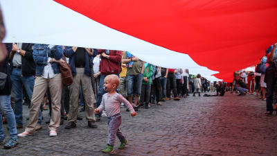 Både barn och vuxna deltog i fredagens demonstration i Warszawa mot lagförslaget om Högsta domstolen. 