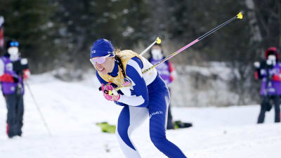 Kerttu Niskanen åker skidor.