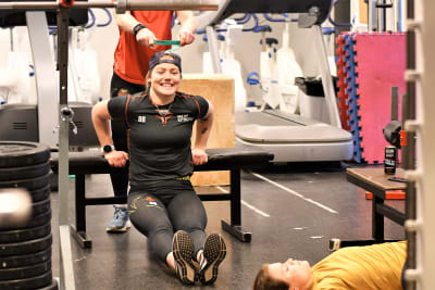 Ronja Savolainen tränar i gymmet