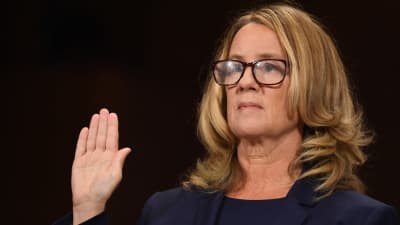 Christina Blasey Ford svär ed.