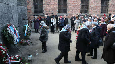 Förintelseöverlevare vid minnesceremoni 75 år efter att Auschwitz befriades.