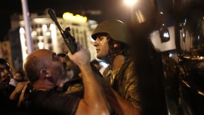 Turkisk polis griper turkiska soldater på Taksimtorget i Istanbul den 16 juli 2016 efter det misslyckade kuppförsöket.