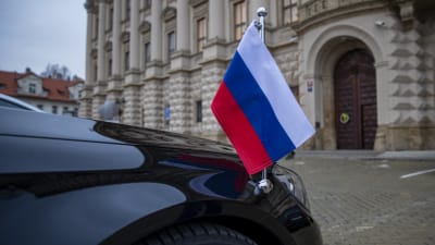 Den ryske ambassadörens bil stod utanför det tjeckiska utrikesministeriet i Prag på lördagen. 