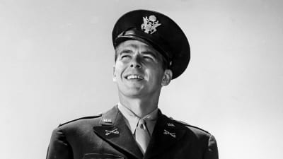 Ronald Reagan poseeraa USA:n armeijan univormussa ja katsoo kaukaisuuteen. Kuva vuodelta 1942.