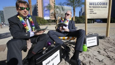 Aktivister från medborgarorganisationerna Oxfam och Transparency International kritiserade EU-kommissionens förslag utanför kommissionens huvudkvarter i Bryssel den 12 april 2016.