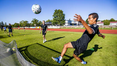 Två fotbollsspelare under en träning.
