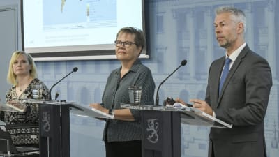 Päivi Salo, Tuija Kumpulainen och Taneli Puumalainen håller presskonferens.