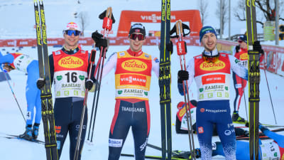 Vinzenz Geiger,  Jarl Magnus Riiber och Ilkka Herola på prispallen i världscupen i december 2021.