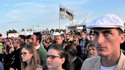 Anhängare till italienska Femstjärnerörelsen vid valmöte i Rimini
