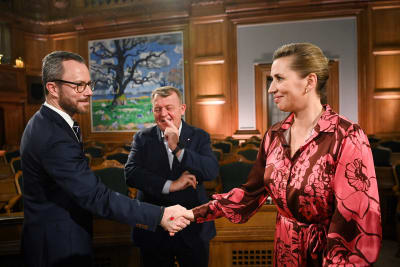 Mette Frederiksen tervehtii kätellen  Jakob Ellemann-Jenseniä ja taustalla katselee Lars Loekke Rasmussen.