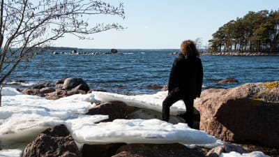 Kim Gustafsson står vid stranden och tittar ut mot öppna havet.