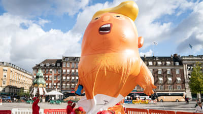 Ballong i jätteformat med baby-Trump, i demonstration i Köpenhamn