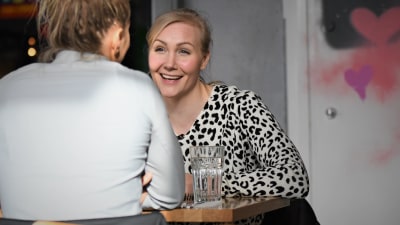 Emma Kimiläinen på lunch med Oona Tolppanen.