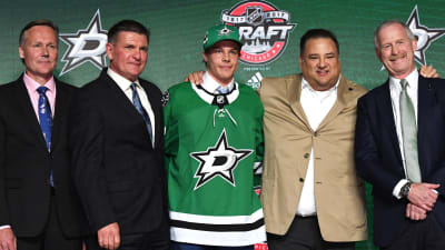 Miro Heiskanen i mitten efter draften