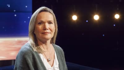 Professor Mirjam Kalland sitter i en fåtölj i Daniel Olins tv-studio.
