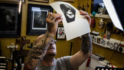 Tony Raita tekee tatuointeja liikkeessään Lahdessa 13.9.2018.