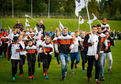 IK Falken-juniorer springer på en gräsplan.