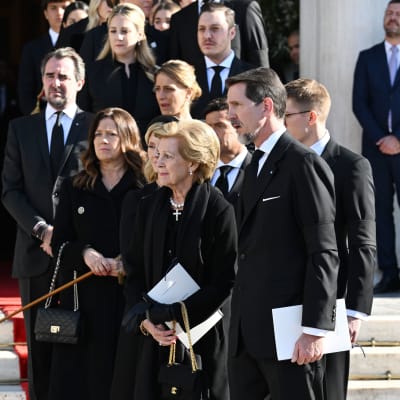 Prinsessan Alexia, exdrottning Anne Marie och kronprins Pavlos klädda i svart utanför Metropolis-katedralen i Aten.