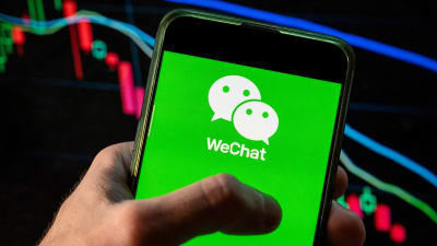 En mobilskärm med den gröna WeChat-logotypen.