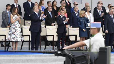 Donald och Melania Trump bevittnade Bastiljdagens militärparad i Paris i fjol tillsammans med det franska presidentparet