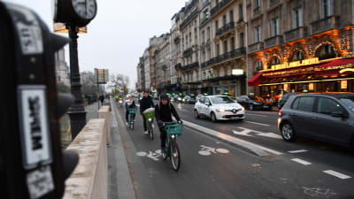 Många promenerar och cyklar i Paris under strejken