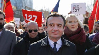 Partiledaren för Vetëvendosje (Självbestämmande), Albin Kurti, (i mitten) under en valtillställning i huvudstaden Pristina på fredagen. 