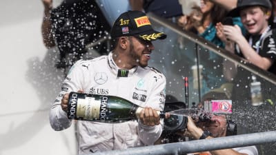 Lewis Hamilton sprutar champagne på podiet den 23 augusti 2016.