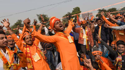 Medlemmar av den hindunationalistiska organisationen Vishwa Hindu Parishad hade samlats för att invänta högsta domstolens beslut i New Delhi. 